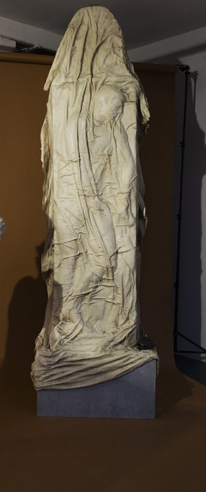 ANNIBALE OSTE: Ulisse - 1981 - marmo, resina, fibra di vetro - 290 x 85 x 54 cm - Collezione privata